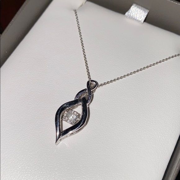 Everlight Moving Diamond Pendant - Picture 2 of 3